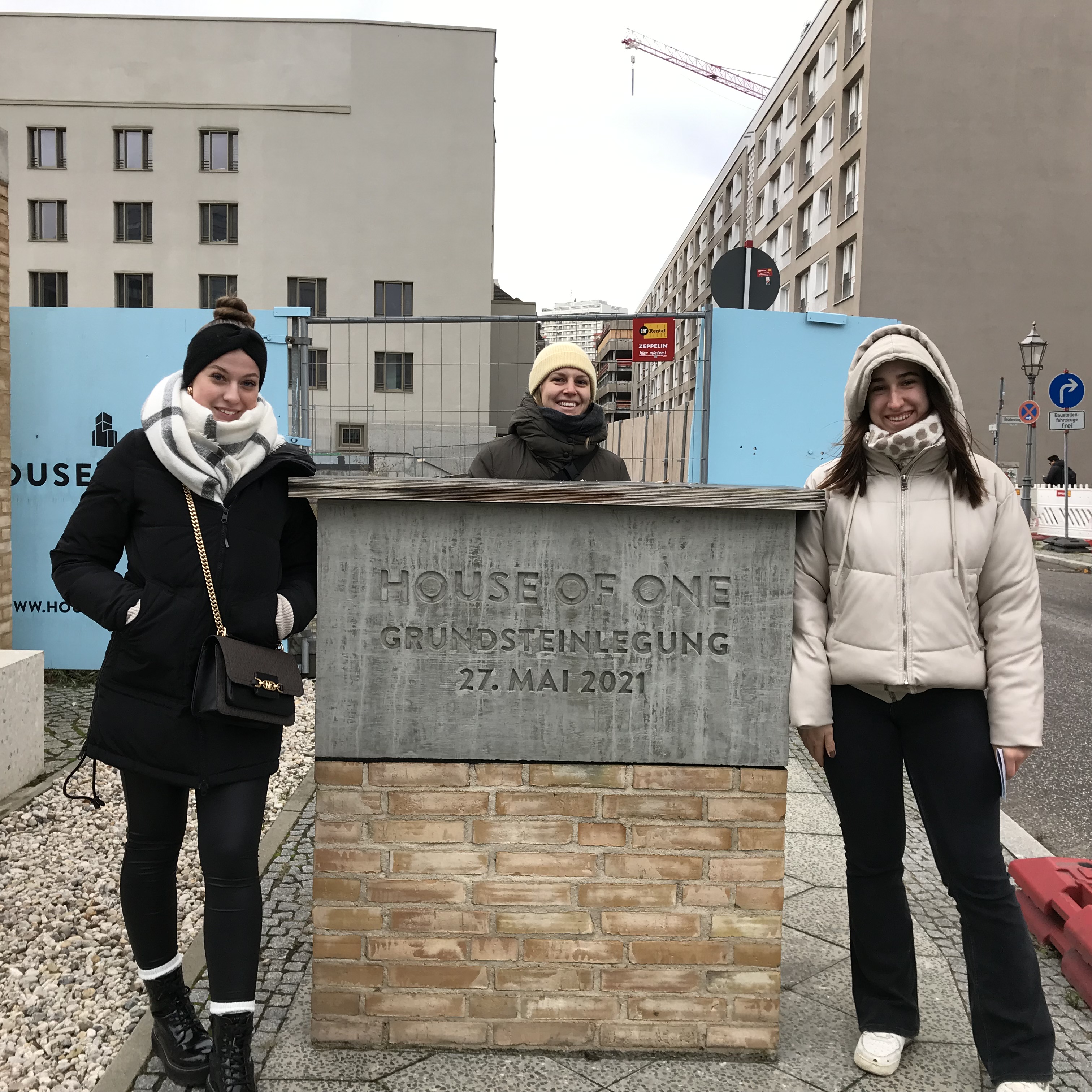 Drei Schülerinnen des BSZ vor des Baustelle des House of One