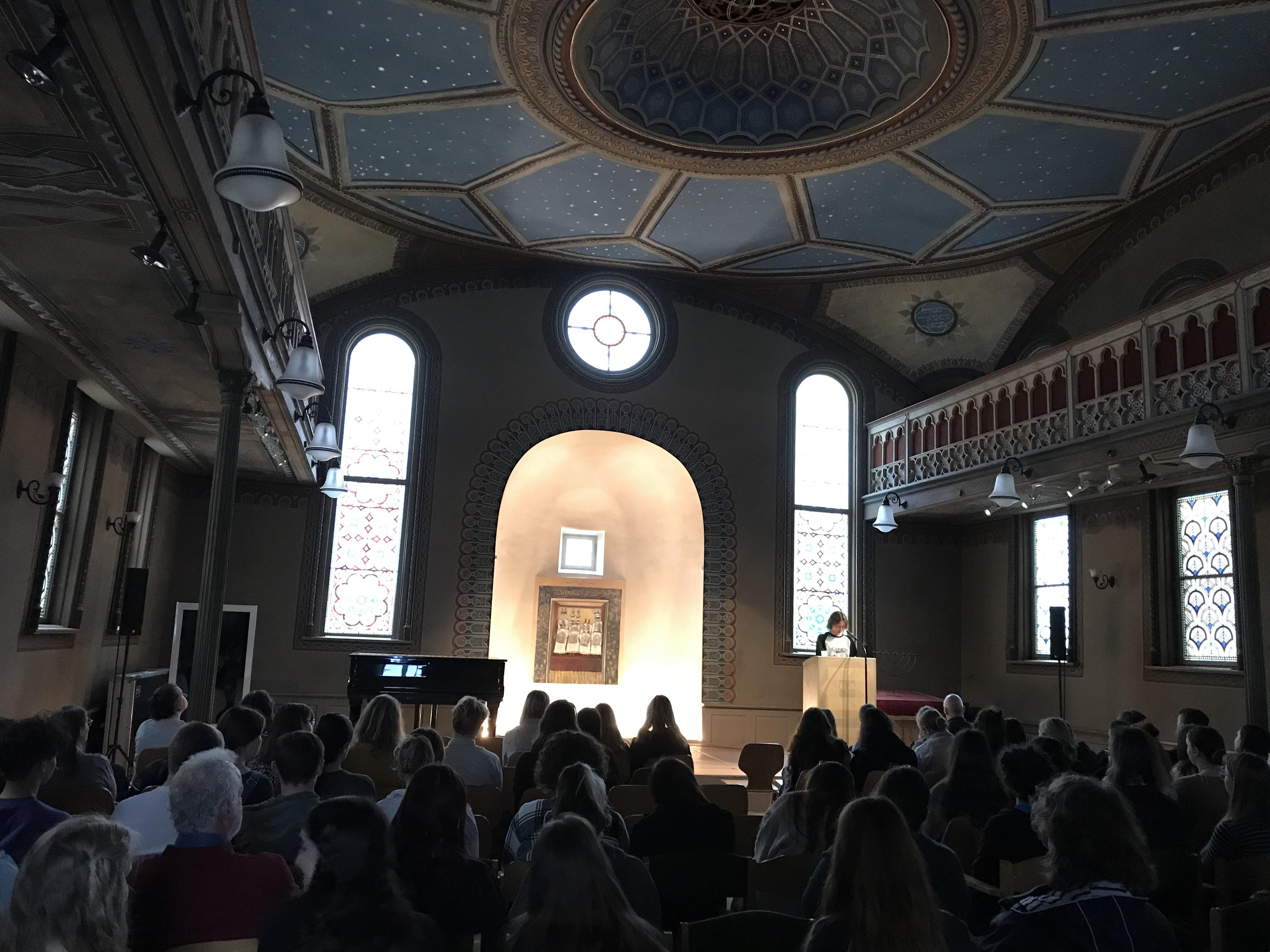  Elie Wiesels Die Nacht wurde von Schülerinnen und Schülern des BSZ in der Synagoge am Stück gelesen